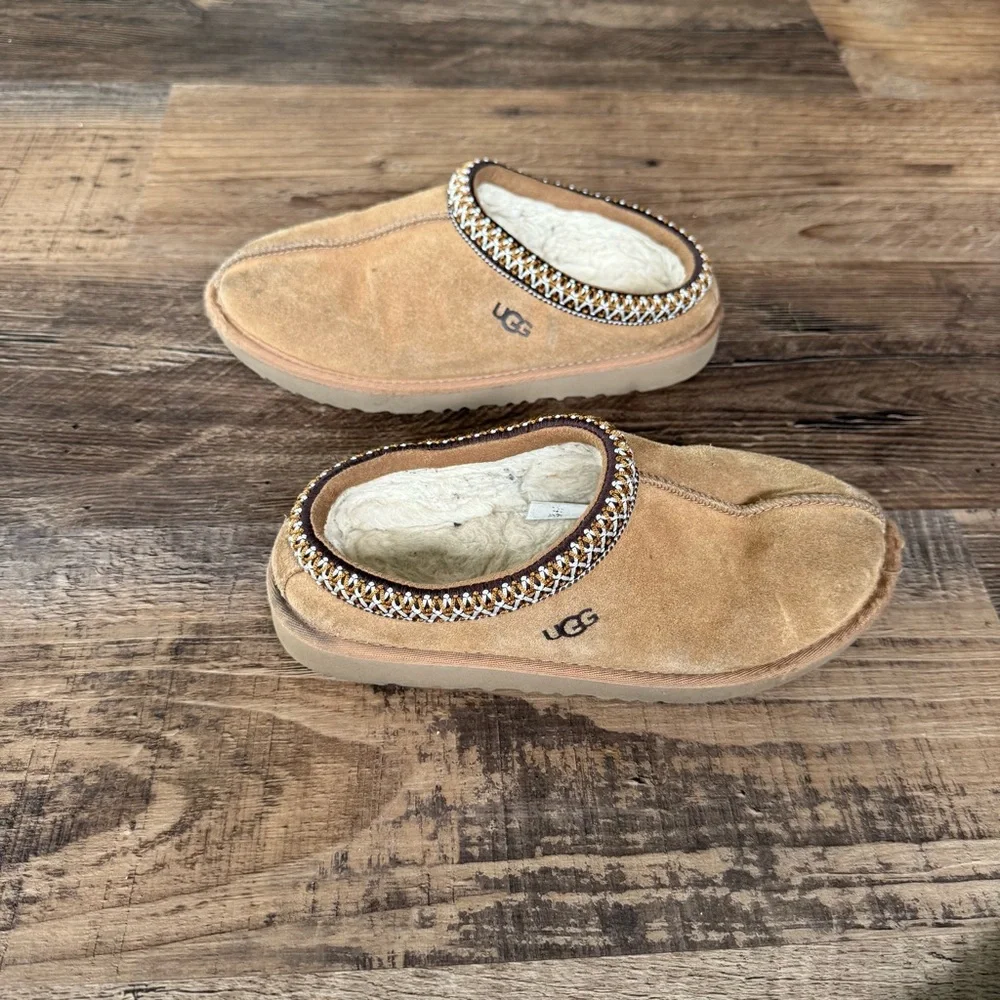 UGG Kids Tan Slippers with Patterned Trim - Picture 8 of 9